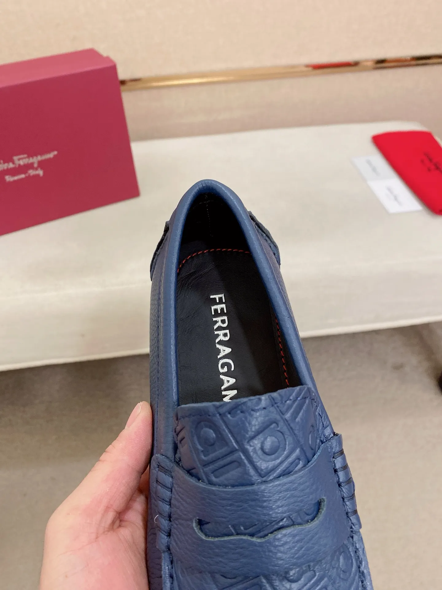 Men's shoes💰: 560💰High-end quality! Ferragamo🆕🆕Exclusive hot-selling products in stock🔥🔥New products on the shelves, high-quality Ferragamo men's pea shoes, high-end casual driving shoes, with complete packaging! 💪 💪 Material: imported first-layer pebbled cowhide 🐂 + imported high-quality water-dyed cowhide lining + wear-resistant outsole 👍🏻👍🏻 Features: high-end and comfortable, purely handmade 🚀 🚀 Create the perfect shoe that suits you best 🔥 🔥 Size: (38-44) 45 standard size can be customized!